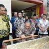 Peresmian gedung baru KPP Pratama Kuningan ditaqndai dengan penandatanganan prasasti.